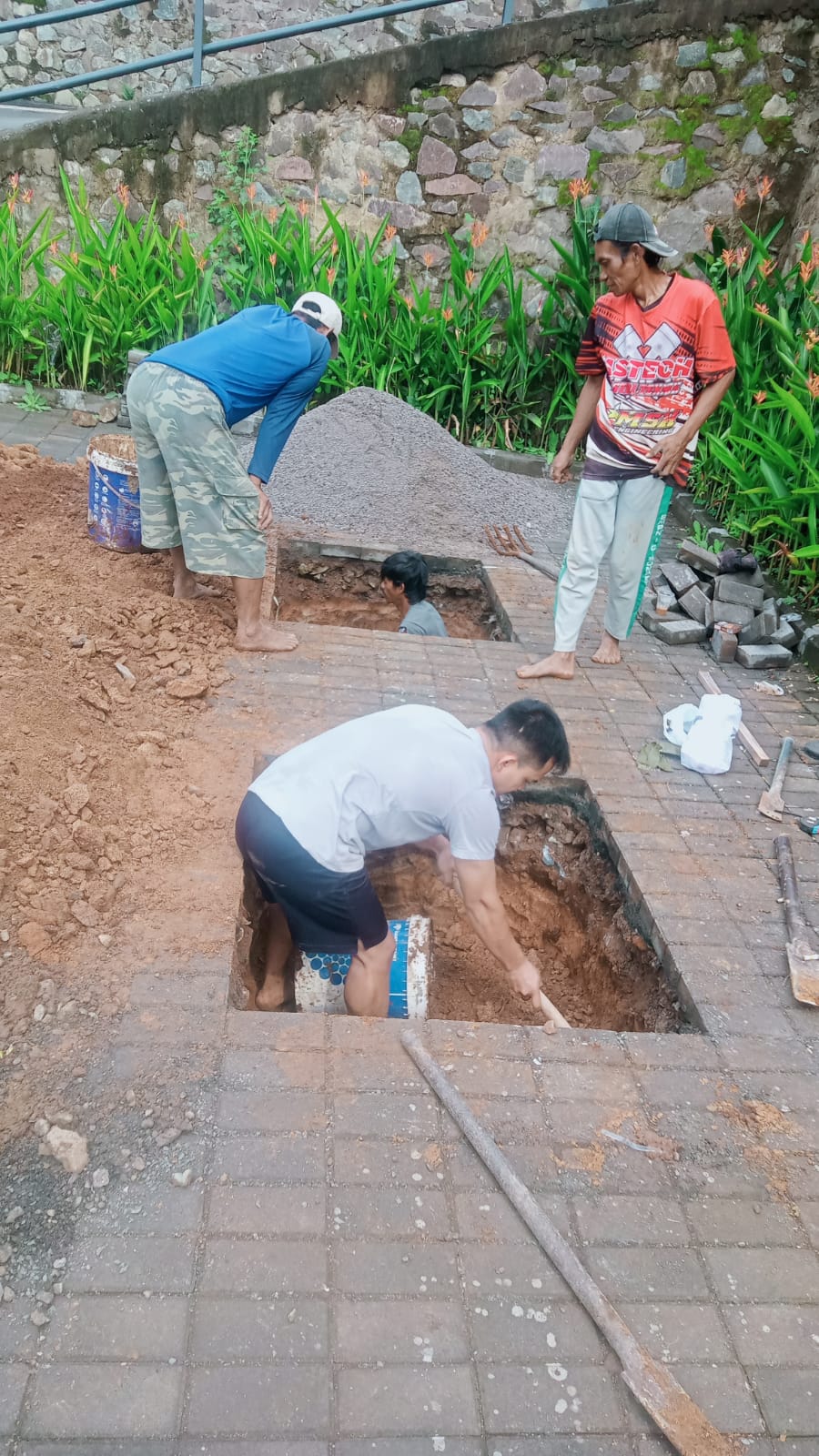 Pembuatan Saluran Limbah